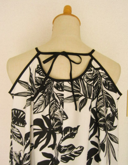 トップにもどる Home 繊細な印象の ひも結びのワンピース おでかけに メレフラに 重ね着して日常着にも 丈 幅 ひも長さ等ご希望でお仕立てできます ご試着用サンプルでご検討いただき ご注文いただくと ご安心かと思います ご試着用サンプルの